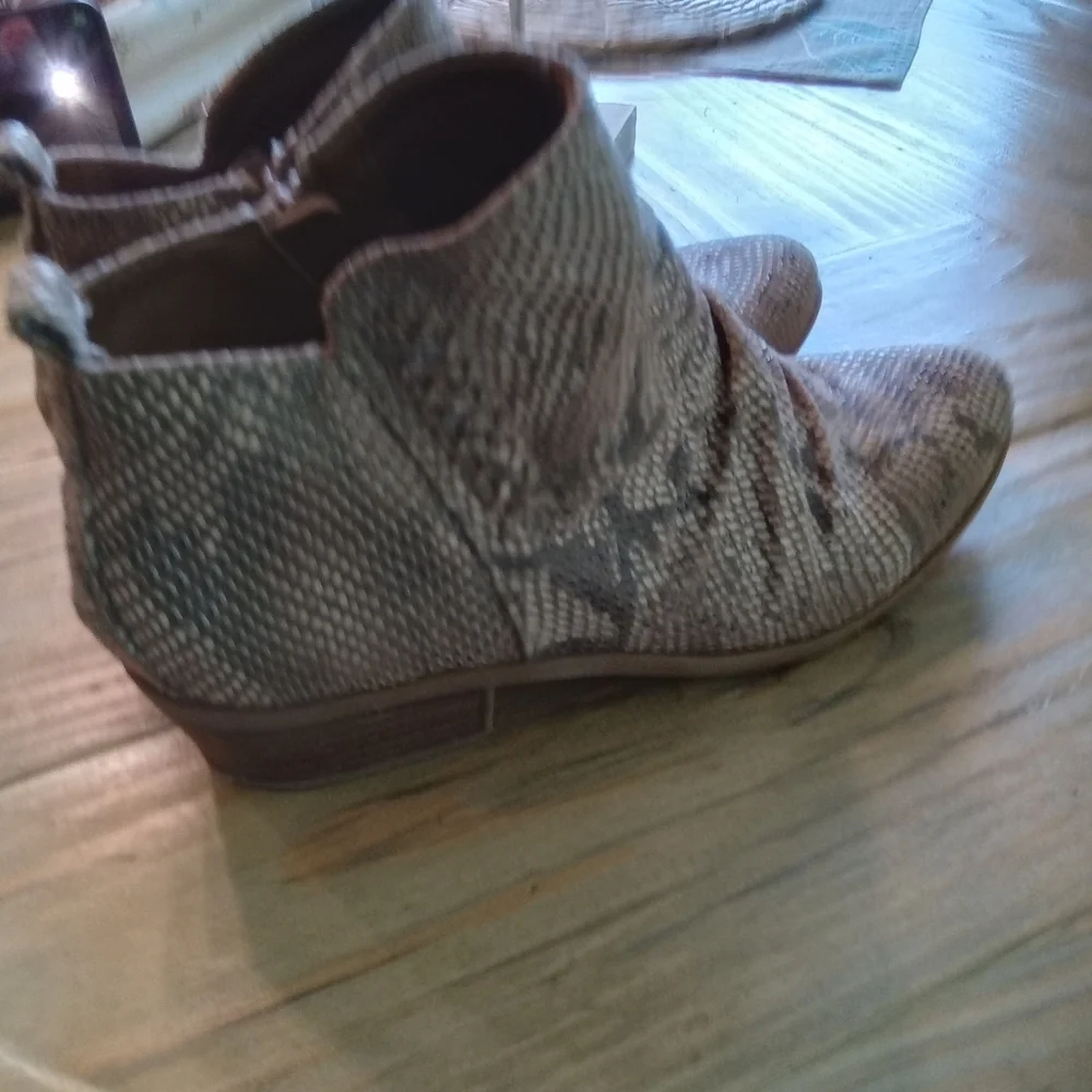 Bare Traps Grafton Almond Snakeskin Ankle Boots Size 8.5 - Picture 4 of 15